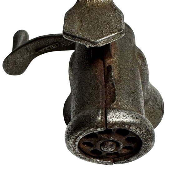 Vintage Cast Iron Meat Grinder L.P. & Co. NYC USA Salesman Sample Childs Toy - Picture 11 of 15